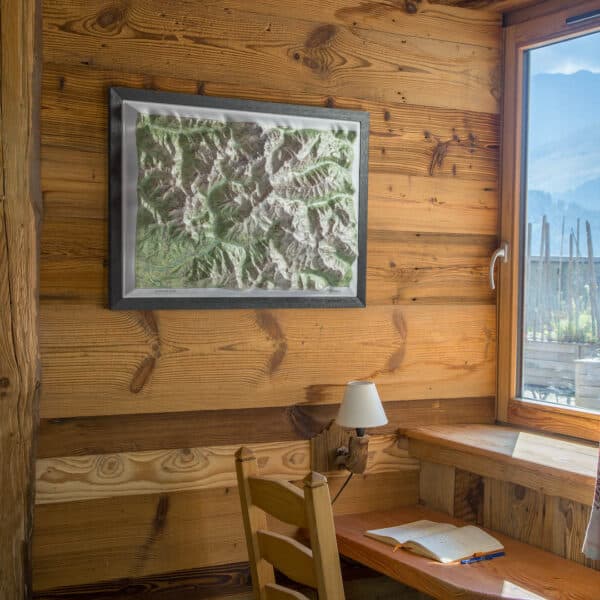 La carte relief des Ecrins sud décorant un chalet en montagne.