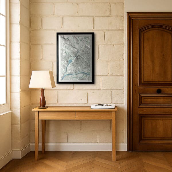 Mise en scène de la carte en releif d'Angers fixée au mur dans une entrée, un couloir