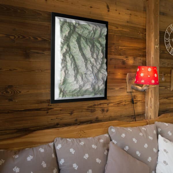 Mise en salon montagnard de la carte en relief été Les 3 Vallées