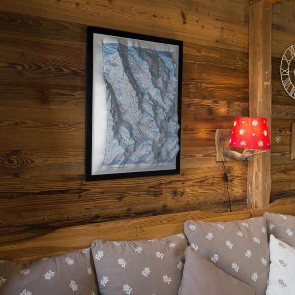 La carte en relief hiver des 3 Vallées décorant un chalet en montagne.