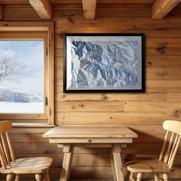 La carte en relief de Pra Loup-Val d'Allos-Le Sauze décorant un chalet en montagne.