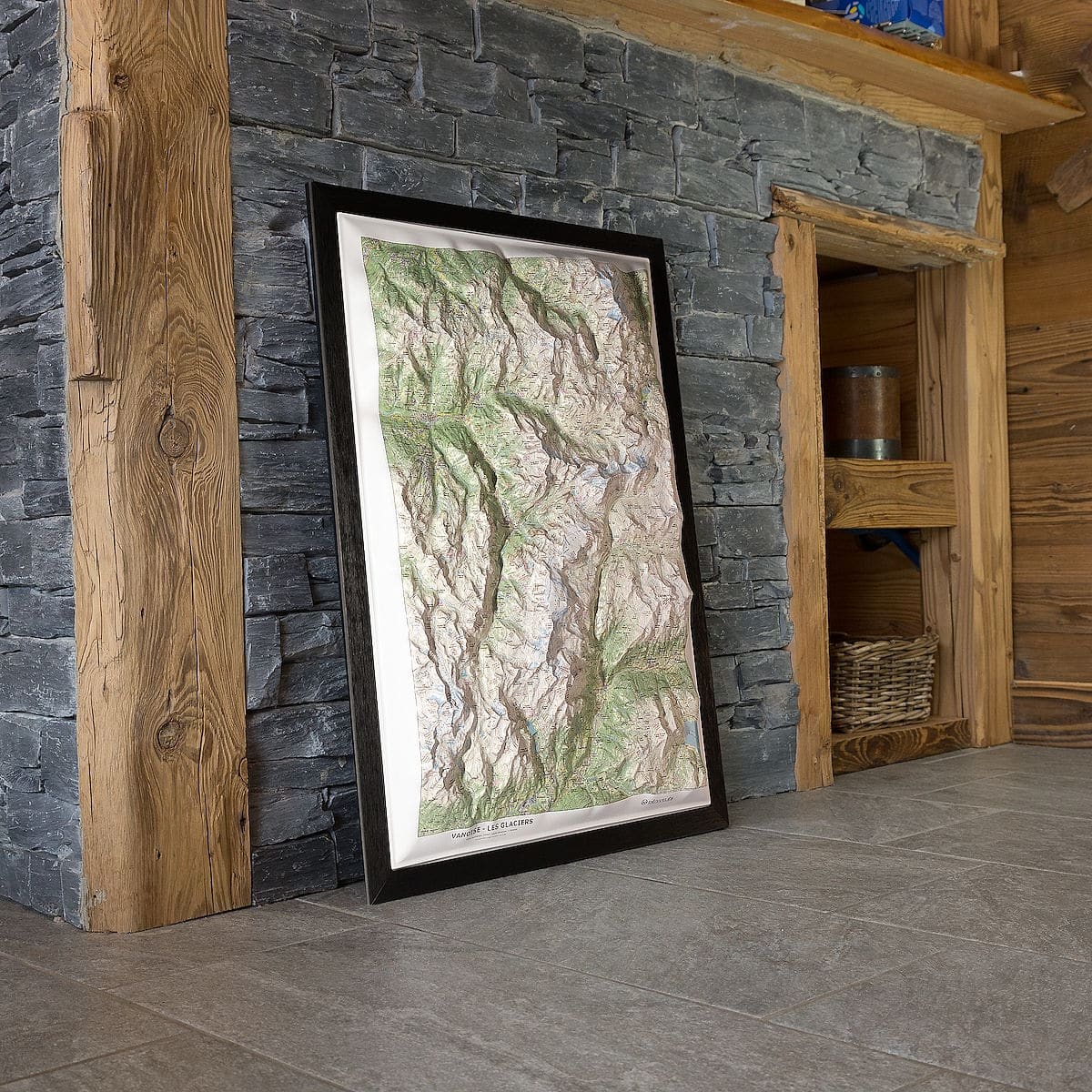 La carte en relief Vanoise Les Glaciers décorant un séjour.
